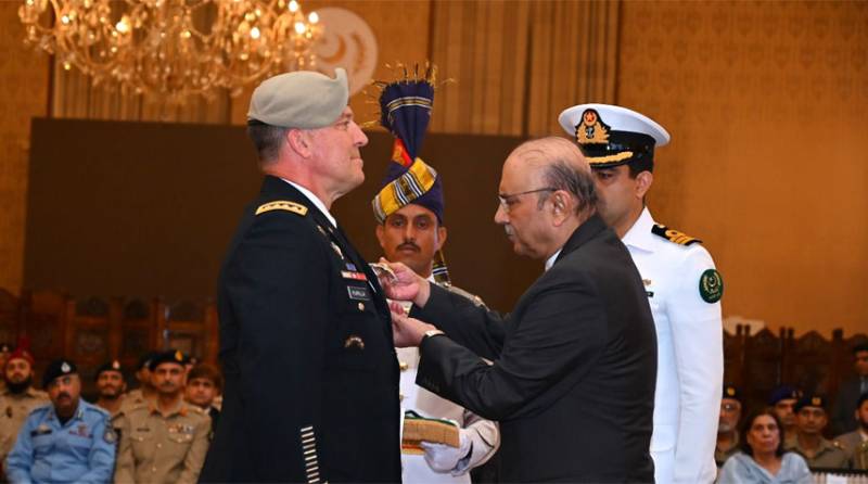 President awards Nishan-e-Imtiaz (Military) on US CENTCOM General Michael Kurilla 