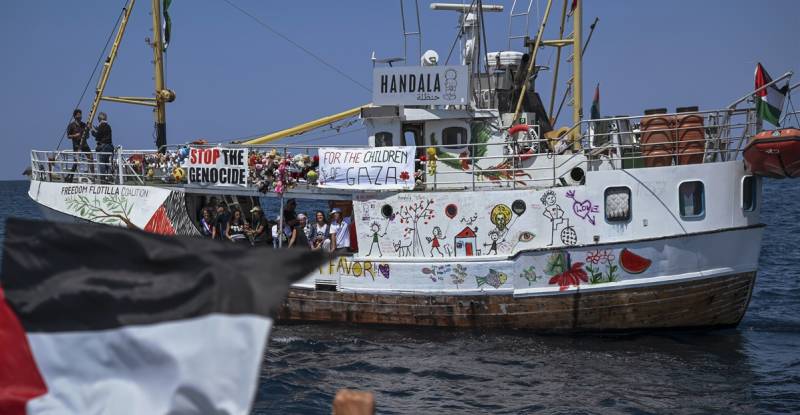 Israeli troops board Gaza-bound activist boat