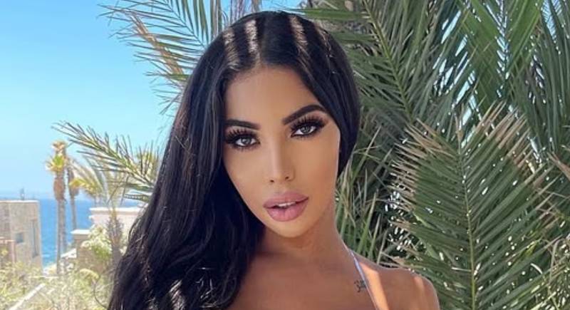 Model reveals secret romance with CIA agent