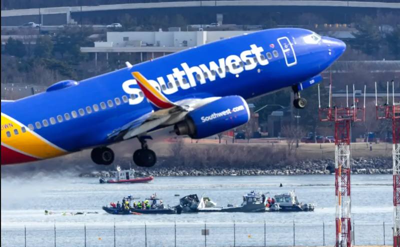 US passenger plane dives to avoid mid-air collision