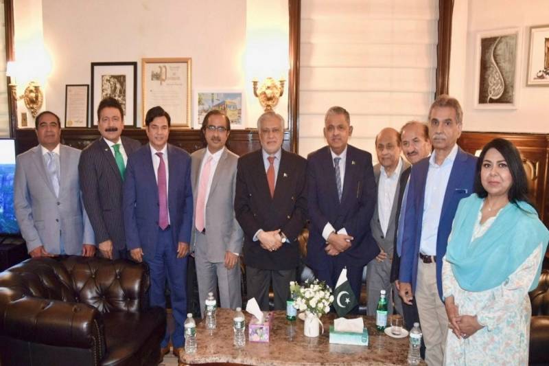 Dar interacts with Pakistani Americans in New York