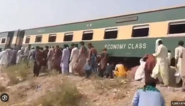 Jaffar Express derails near Jacobabad