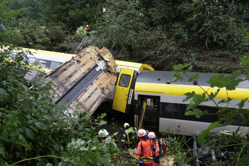 Three dead, several injured after train derails in Germany