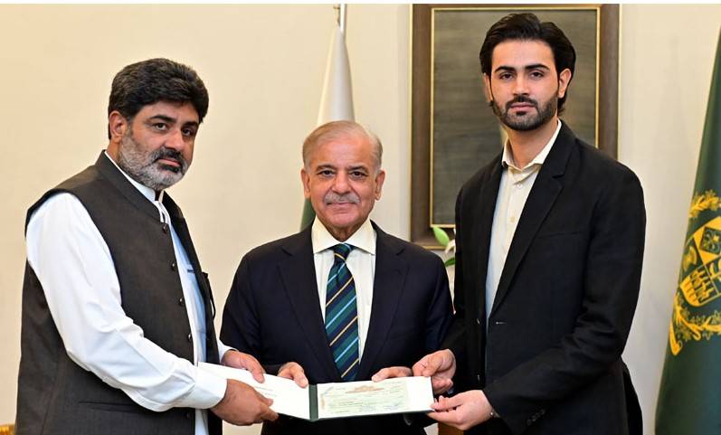 PM presents Rs5m cheque to Shahzaib Rind’s father