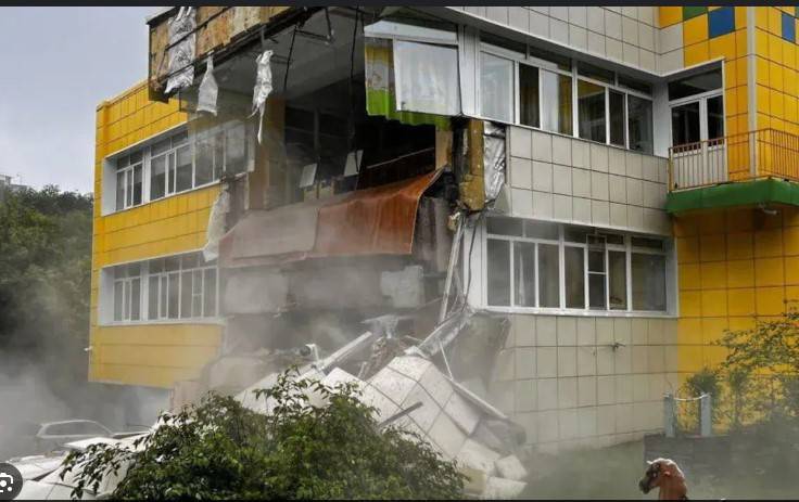 Huge quake off Russia sparks Pacific tsunami warnings
