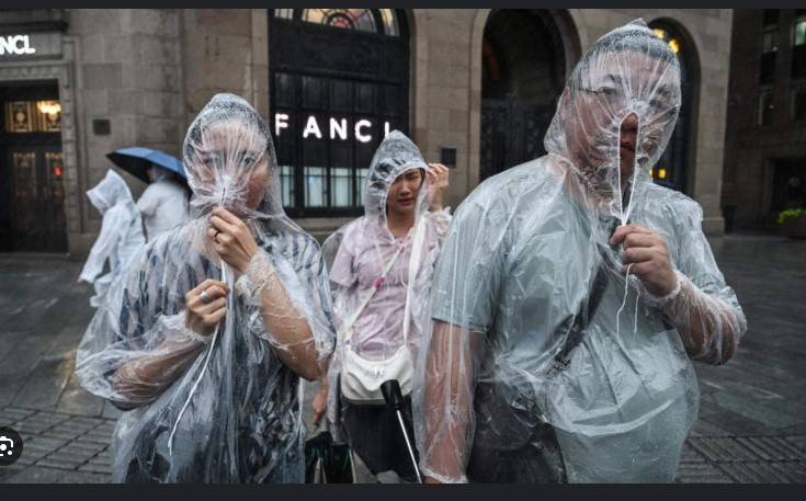 Shanghai evacuates 283,000 people as typhoon hits