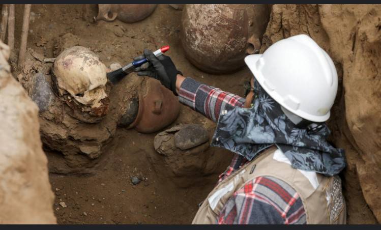 Gas workers uncover 1,000-year-old mummy in Peru