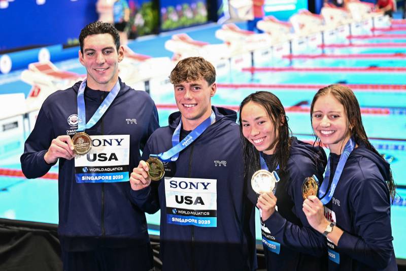United States break mixed 4x100m freestyle world record