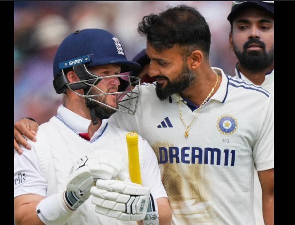 Deep lucky to escape Duckett 'elbow' as India get under England's skin