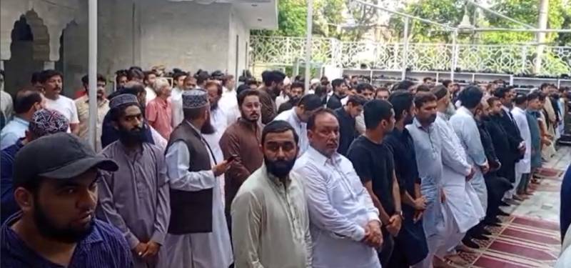 Shahid Shafi’s funeral prayers held in Model Town, laid to rest