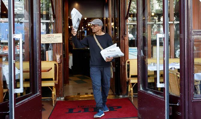 last newspaper hawker of paris