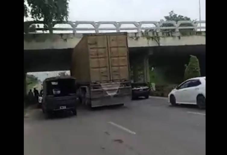 Container gets stuck under bridge in Islamabad