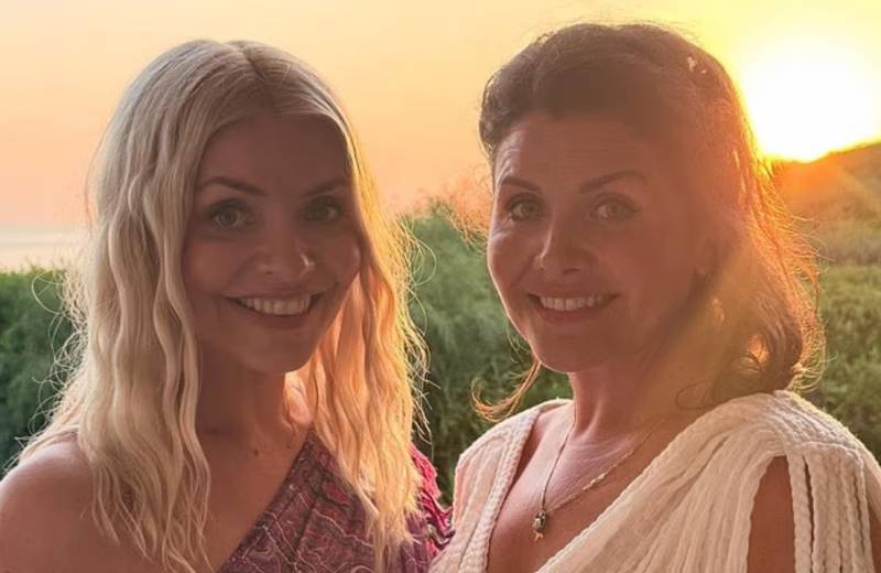 Holly Willoughby looks radiant with lookalike sister Kelly 