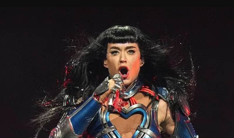 Katy Perry fans scan Toronto crowd for Justin Trudeau