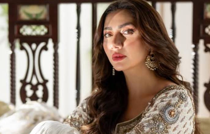 Mahira Khan shows off haggling skills at Karachi's local market