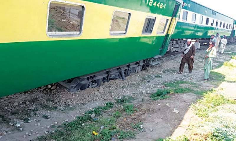 Awam Express derailed, lines shut, passengers stranded near Khanpur