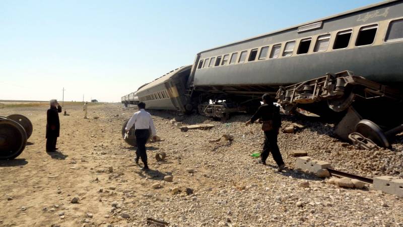 Jaffar Express targeted in IED attack; five coaches derailed near Spezand