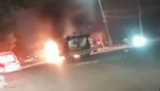 Karachiites torch seven dumpers after siblings killed in crash