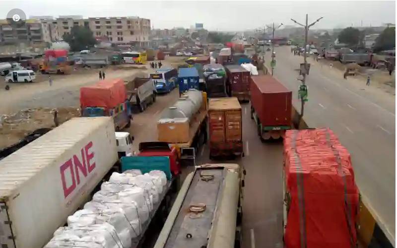 Sindh govt, transporters reach agreement to end protest after violent incidents
