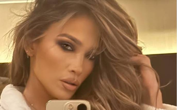 Jennifer Lopez keeps cool as grasshopper crashes Kazakhstan concert 