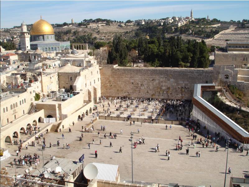 Western Wall in Jerusalem vandalised with anti-war message
