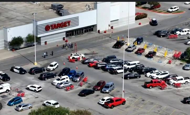 Three dead in shooting outside US departmental store