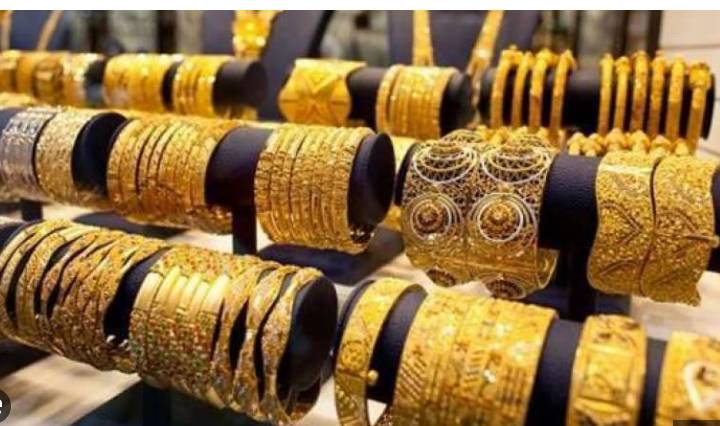 Gold price dips by Rs200 per tola