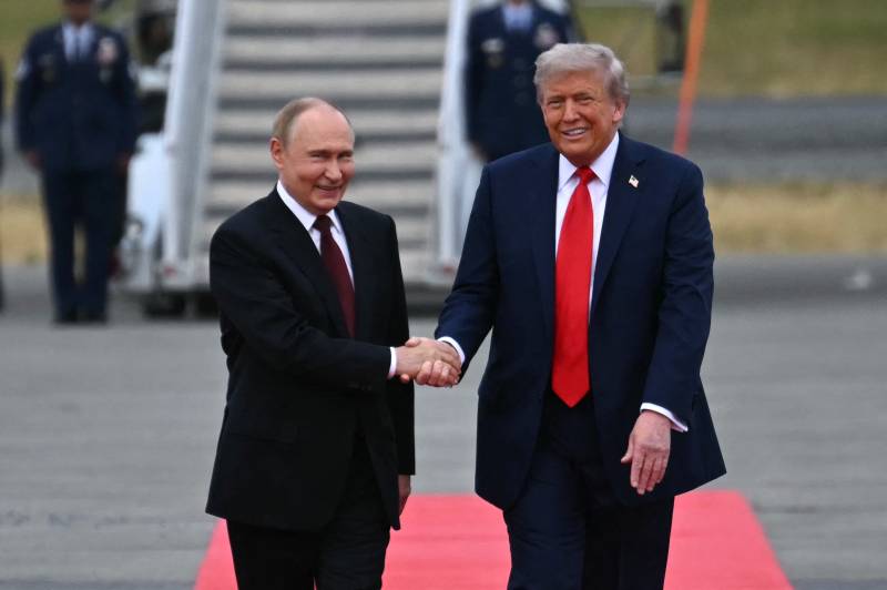 Trump, Putin shake hands at start of Alaska summit