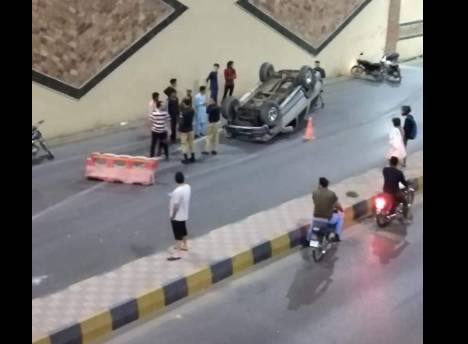 Speedy car crushes two girl beggars in Karachi