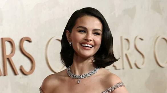 Selena Gomez ditches glam for dinner date with fiancé Benny Blanco 