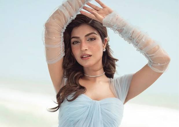Kinza Hashmi wows fans as new photoshoot goes viral