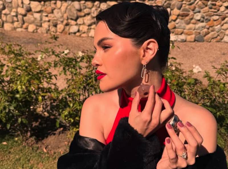 Selena Gomez flaunts flashy engagement ring