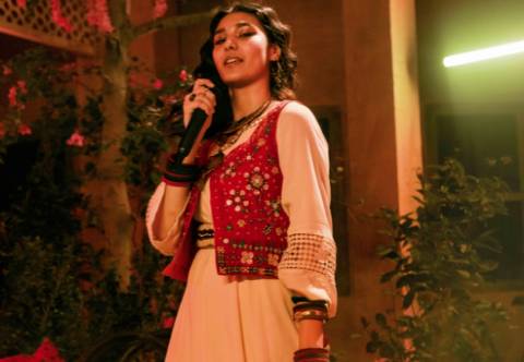 Shae Gill captivates masses by singing Pashto song with bandmates in car