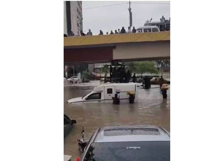 Karachi rains force guards to carry millions on shoulders after cash van breaks down