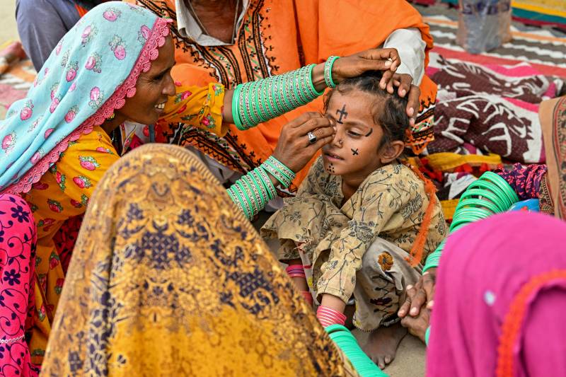 City girls snub traditional Hindu face tattoos in Pakistan