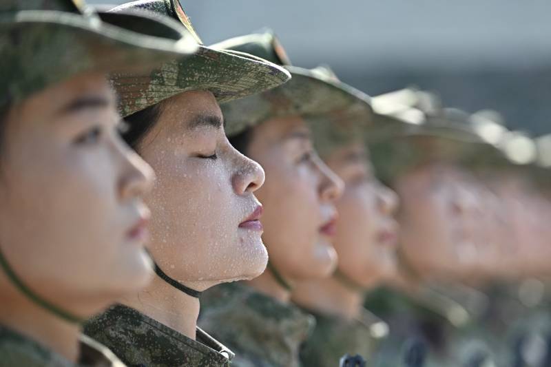Chinese troops swelter through rehearsal for major military parade