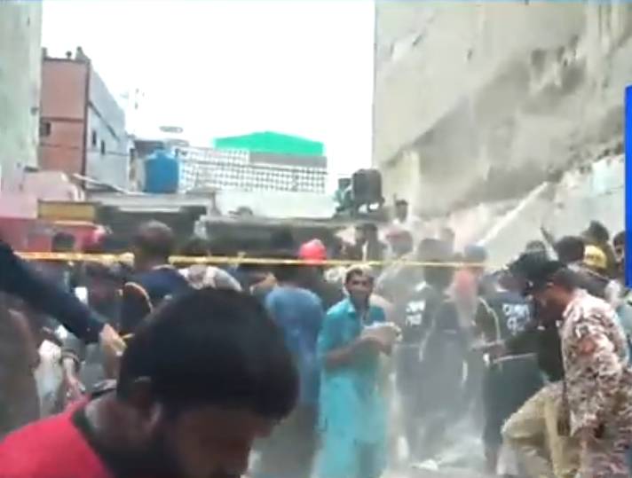 Several injured as building collapses in Karachi