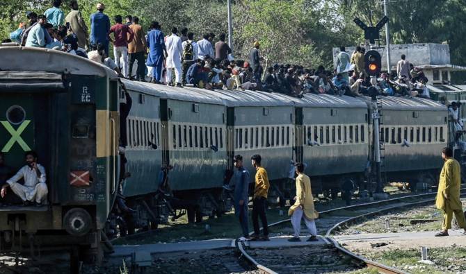 Fare-dodgers cost Pakistan Railways $3.5 million annually: Abbasi