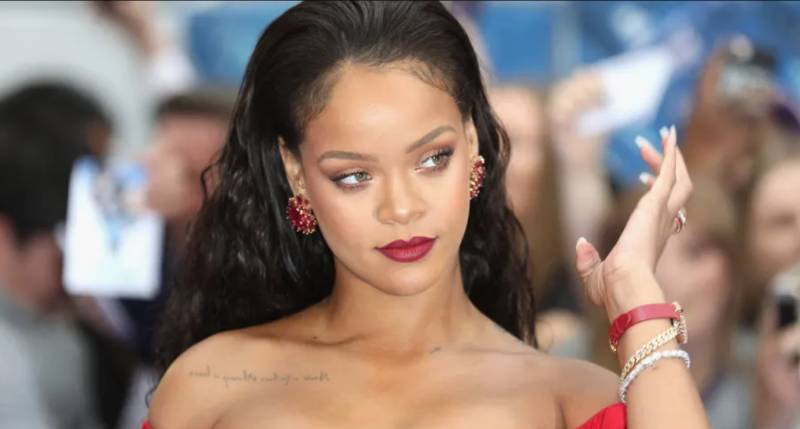 Rihanna rocks distinctive maternity look 