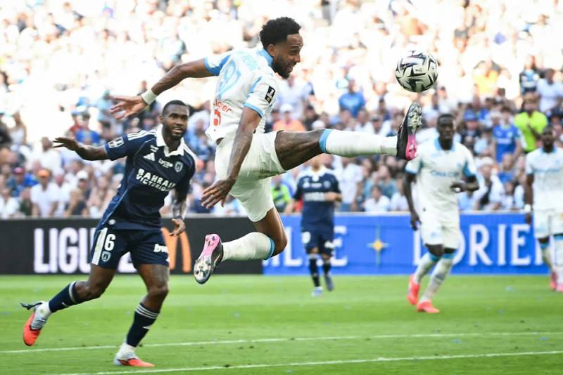 Aubameyang stars as Marseille end chaotic week on five-goal high