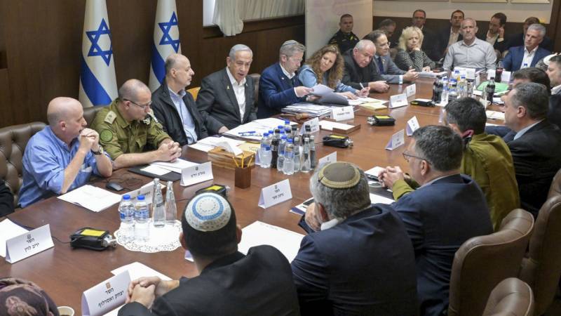 Netanyahu rival offers political truce to help secure Gaza hostage deal