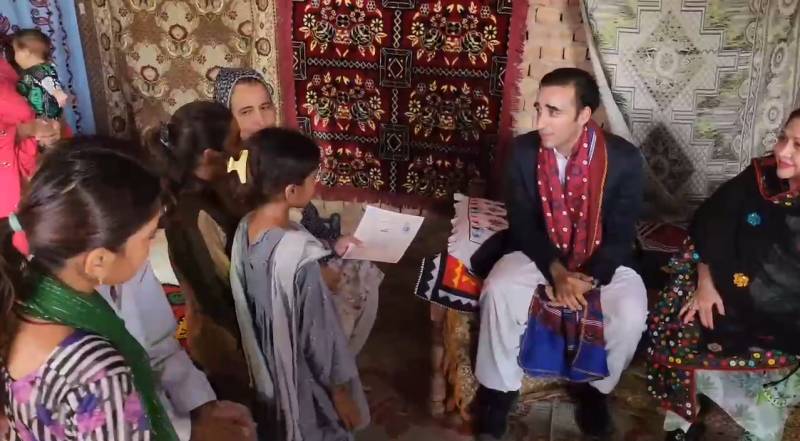Bilawal gives away ownership papers to flood-hit people during Ratodero visit