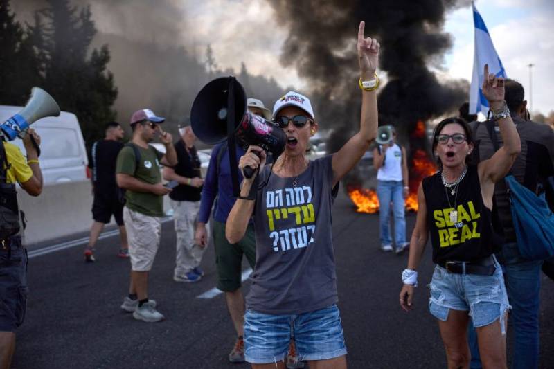 Israeli protesters demand hostage deal as cabinet set to meet