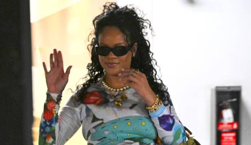 Pregnant Rihanna steps out in Los Angeles
