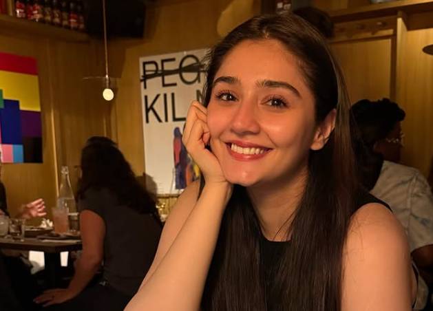 Dur-e-Fishan shares fun moments with besties in London