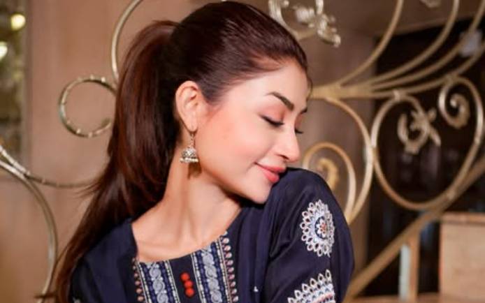 Zoya Nasir walks down Deewangi lanes, showers love on Ali Abbas and Hajra Yamin