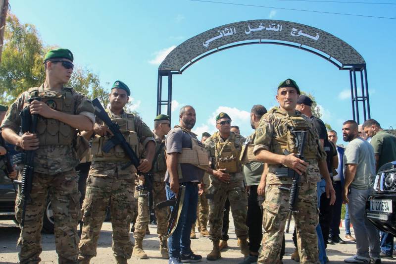 Palestinian factions in south Lebanon hand weapons to army