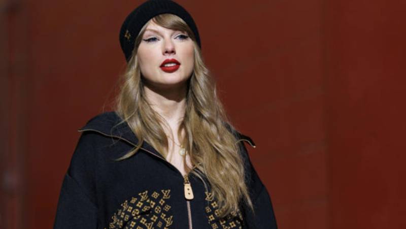 Taylor Swift shows off engagement ring at football game with Travis Kelce