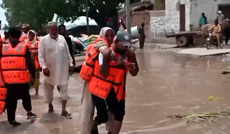 Army evacuates 150,000 people from flood-affected areas