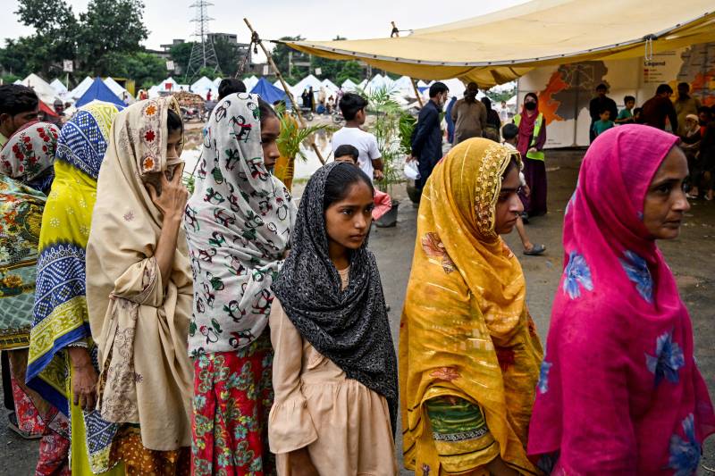 Floods leave women struggling in Pakistan's relief camps